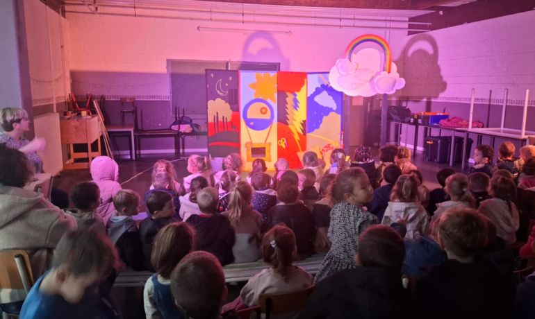 Spectacle en maternelle : La machine arc-en-ciel 🌈
